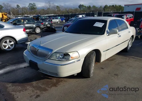 2004 Lincoln Town Car Signature z USA, uszkodzony, nr VIN 1LNHM81W24Y665588